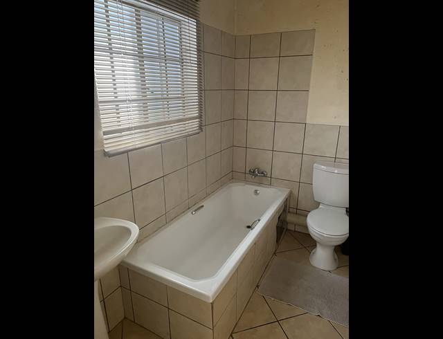 1 BEDROOM APARTMENT FOR SALE IN WATERVAL EAST